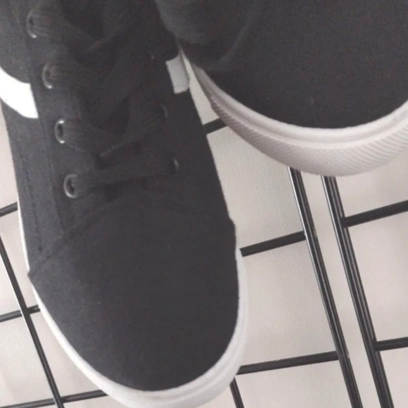 Kids New Black/White Canvas Sneakers Size 4 - Picture 2 of 4